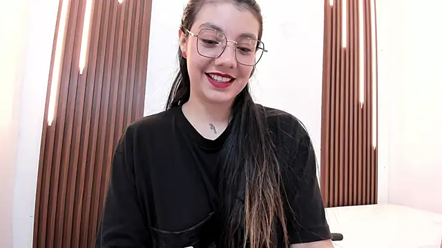 Snapshot of CarolinaMejia chatting on 10-04-25, 02:04 CarolinaMejia online show from 10-04-25, 02:04