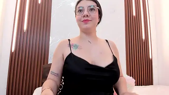 Snapshot of CarolinaMejia chatting on 12-03-25, 04:05 CarolinaMejia online show from 12-03-25, 04:05
