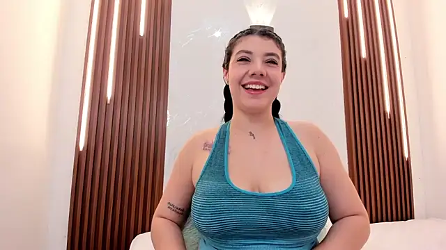 Snapshot of CarolinaMejia chatting on 12-16-25, 05:18 CarolinaMejia online show from 12-16-25, 05:18