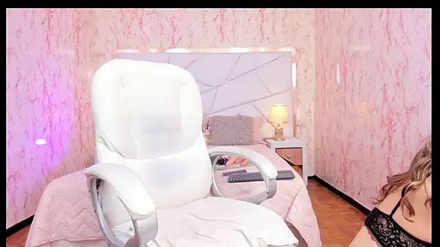 Snapshot of Emily_Whinfre chatting on 09-25-25, 08:34 Emily Whinfre online show from 09-25-25, 08:34