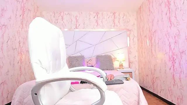 Snapshot of Emily_Whinfre chatting on 10-02-25, 08:27 Emily Whinfre online show from 10-02-25, 08:27