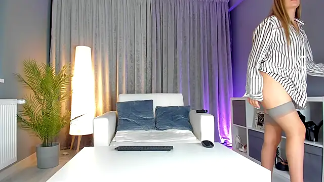 LisaAventi online show from 10-11-25, 04:12