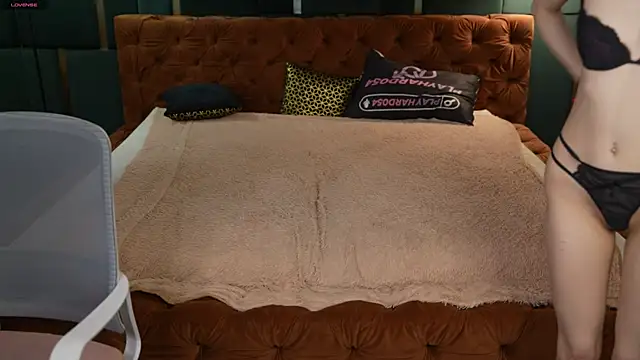 Snapshot of Naomi_054 chatting on 11-10-25, 04:06 Naomi 054 online show from 11-10-25, 04:06