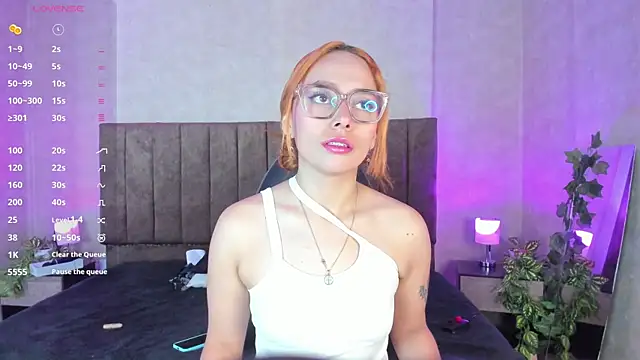 Snapshot of LanaMills_ chatting on 10-10-25, 05:06 LanaMills online show from 10-10-25, 05:06