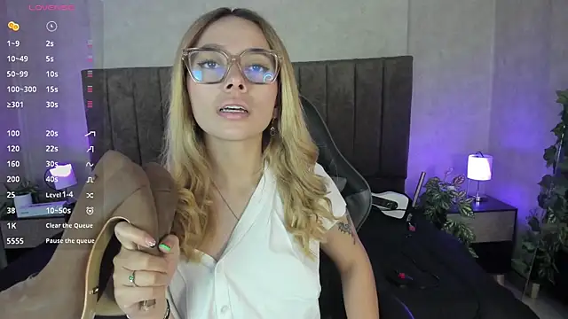 Snapshot of LanaMills_ chatting on 10-30-25, 05:42 LanaMills online show from 10-30-25, 05:42