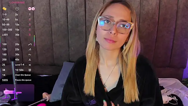 Snapshot of LanaMills_ chatting on 11-09-25, 03:43 LanaMills online show from 11-09-25, 03:43