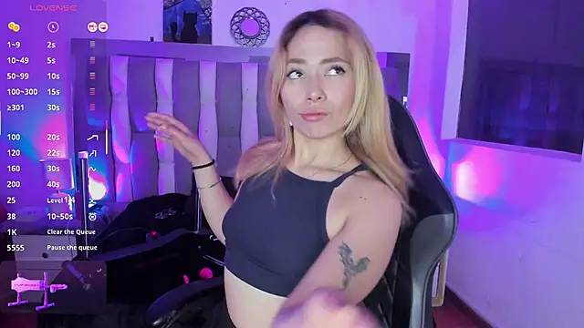 Snapshot of LanaMills_ chatting on 11-18-25, 05:12 LanaMills online show from 11-18-25, 05:12