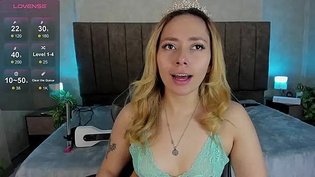 Snapshot of LanaMills_ chatting on 12-20-25, 05:14 LanaMills online show from 12-20-25, 05:14