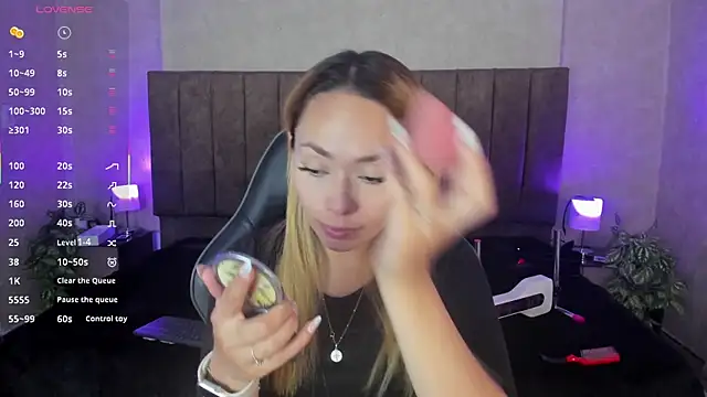 Snapshot of LanaMills_ chatting on 12-23-25, 03:59 LanaMills online show from 12-23-25, 03:59