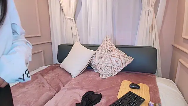 Nahomi key  online show from 10-23-25, 07:45