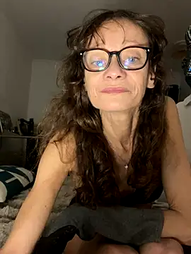 Snapshot of Chris06d22@xh chatting on 10-31-25, 08:32 Chris06d22xh online show from 10-31-25, 08:32