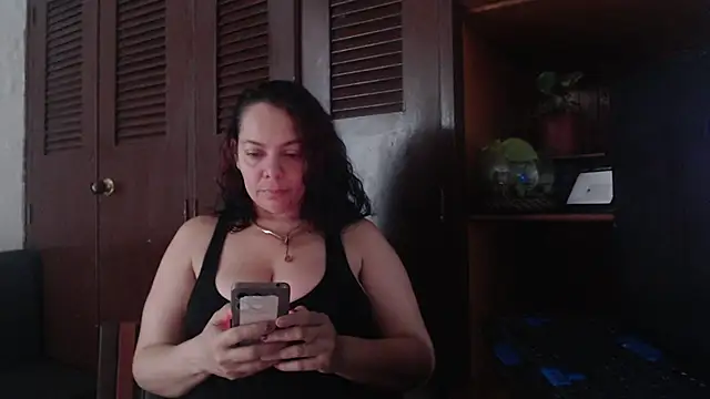 Snapshot of sthepany_gold chatting on 09-15-25, 02:17 sthepany gold online show from 09-15-25, 02:17