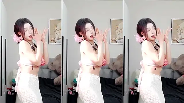 Snapshot of Flower_hua chatting on 10-18-25, 03:46 Flower hua online show from 10-18-25, 03:46