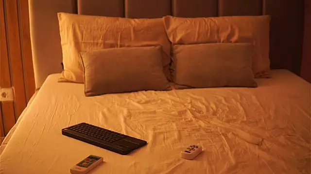 EllyLynn online show from 10-04-25, 08:23