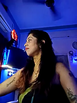 Snapshot of Love_Beauty01 chatting on 02-18-26, 06:04 Love Beauty01 online show from 02-18-26, 06:04