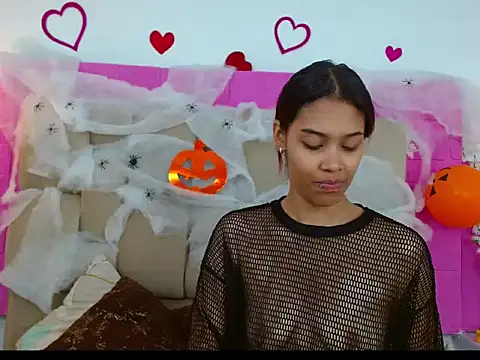 Khalessycute online show from 10-18-25, 02:40