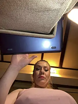 Snapshot of emmasweett11 chatting on 03-01-26, 05:59 emmasweett11 online show from 03-01-26, 05:59