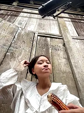 Snapshot of __Nhug__05 chatting on 09-10-25, 12:43   Nhug  05 online show from 09-10-25, 12:43