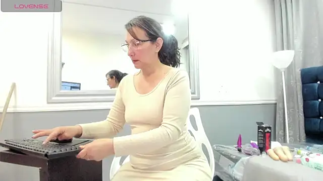 Snapshot of Oriana_Jhonson chatting on 06-12-26, 03:49 Oriana Jhonson online show from 06-12-26, 03:49