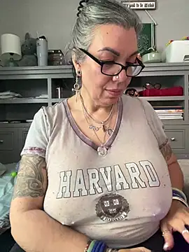 dieseldame1313 online show from 02-07-26, 10:35