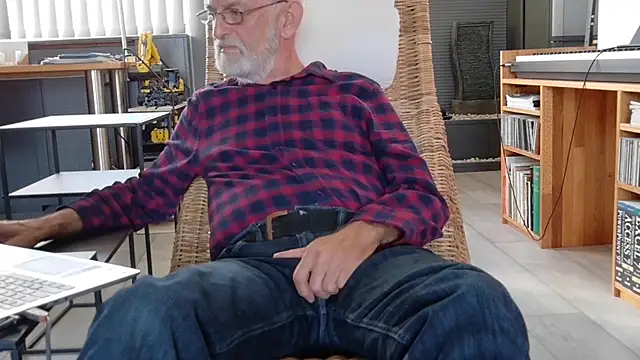 Snapshot of ewaldwillems99 chatting on 10-15-25, 01:22 ewaldwillems99 online show from 10-15-25, 01:22