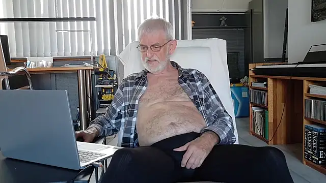 Snapshot of ewaldwillems99 chatting on 10-30-25, 01:45 ewaldwillems99 online show from 10-30-25, 01:45