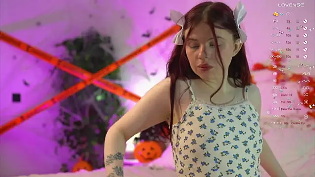 Snapshot of ambershoney chatting on 10-24-25, 07:43 ambershoney online show from 10-24-25, 07:43