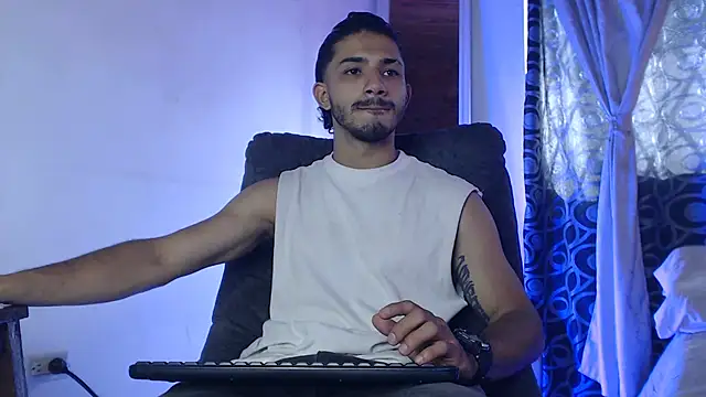 ArturoCardona  online show from 05-11-26, 01:39