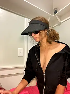 Snapshot of Lilamelon chatting on 10-06-25, 01:14 Lilamelon online show from 10-06-25, 01:14