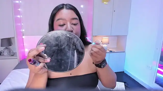 Snapshot of LilyWhitney chatting on 12-17-25, 04:18 LilyWhitney online show from 12-17-25, 04:18