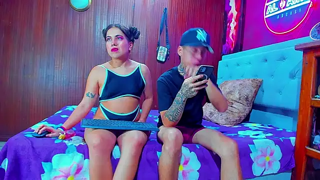 Snapshot of dereck_and_julie chatting on 10-31-25, 03:07 dereck and julie online show from 10-31-25, 03:07