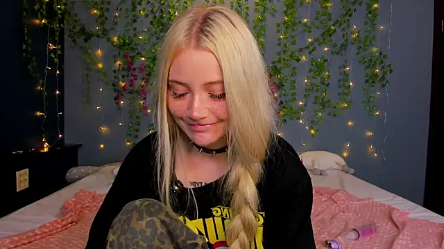 Lillie Berry online show from 07-14-26, 05:01