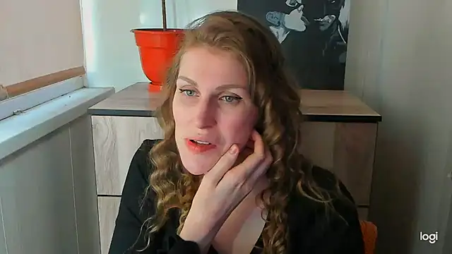 JuliaMuuun online show from 07-19-26, 01:09