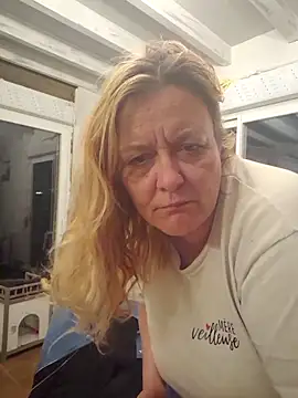 Snapshot of Misspapillon1840 chatting on 03-12-26, 01:23 Misspapillon1840 online show from 03-12-26, 01:23