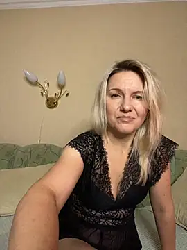 Snapshot of AliceSwan4011 chatting on 10-17-25, 03:53 AliceSwan4011 online show from 10-17-25, 03:53