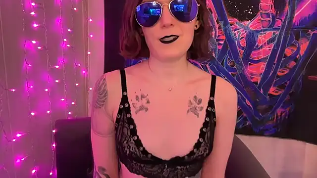 Snapshot of mistressannafoxx chatting on 09-28-25, 01:22 mistressannafoxx online show from 09-28-25, 01:22