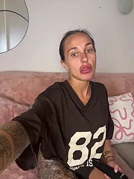 Rosieredxox online show from 05-08-26, 12:21
