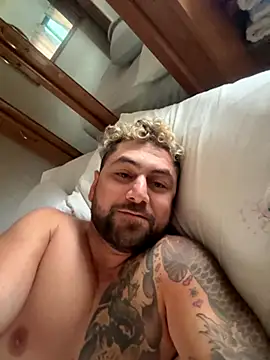 Snapshot of speakonit chatting on 09-08-25, 03:33 speakonit online show from 09-08-25, 03:33