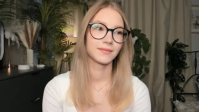 Snapshot of ChinBonnell chatting on 10-16-25, 04:46 ChinBonnell online show from 10-16-25, 04:46