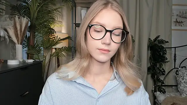 Snapshot of ChinBonnell chatting on 10-18-25, 05:43 ChinBonnell online show from 10-18-25, 05:43