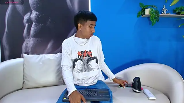 Snapshot of ender_h0t chatting on 10-08-25, 01:31 ender h0t online show from 10-08-25, 01:31