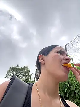 Mia jhoonson online show from 11-20-25, 02:17