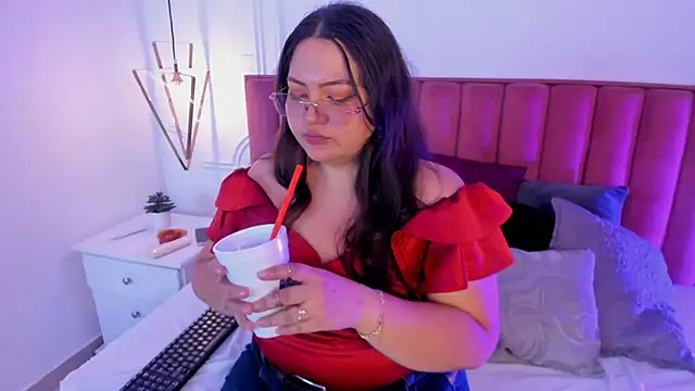 Snapshot of Tessa_Sinclaire chatting on 10-06-25, 11:24 Tessa Sinclaire online show from 10-06-25, 11:24