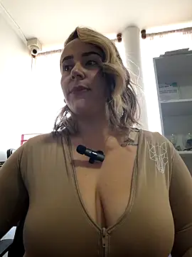 Snapshot of CurvyLust_x chatting on 09-11-25, 03:23 CurvyLust x online show from 09-11-25, 03:23