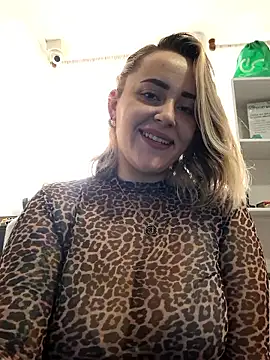 Snapshot of CurvyLust_x chatting on 09-23-25, 02:31 CurvyLust x online show from 09-23-25, 02:31