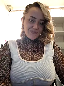 Snapshot of CurvyLust_x chatting on 09-27-25, 02:44 CurvyLust x online show from 09-27-25, 02:44