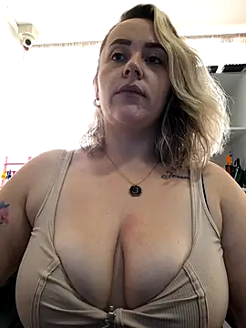 Snapshot of CurvyLust_x chatting on 10-17-25, 04:20 CurvyLust x online show from 10-17-25, 04:20