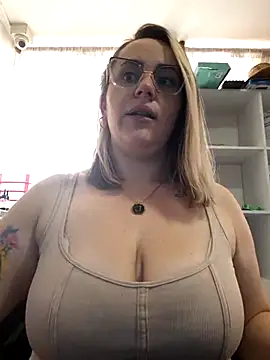 Snapshot of CurvyLust_x chatting on 11-28-25, 03:36 CurvyLust x online show from 11-28-25, 03:36