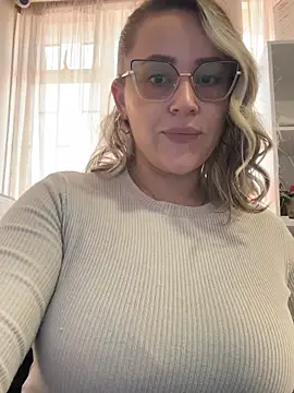 Snapshot of CurvyLust_x chatting on 12-16-25, 01:38 CurvyLust x online show from 12-16-25, 01:38