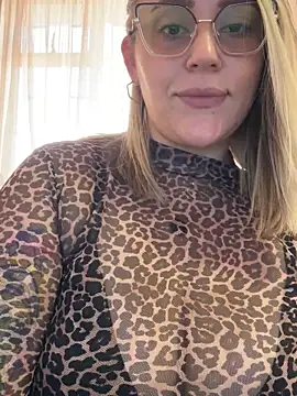 Snapshot of CurvyLust_x chatting on 12-17-25, 01:39 CurvyLust x online show from 12-17-25, 01:39